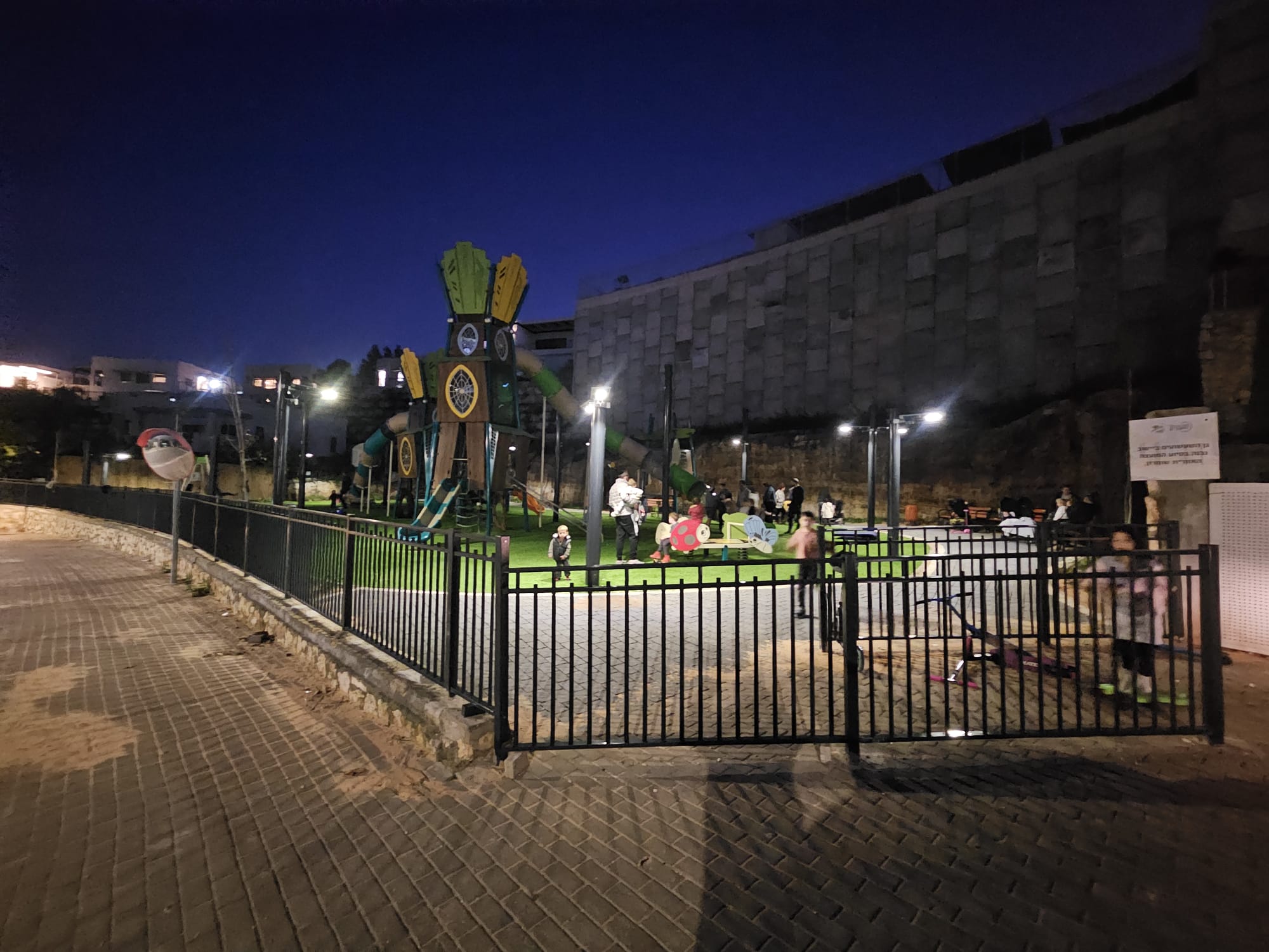 מתחמי גני ילדים ומעונות יום רב-תכליתיים